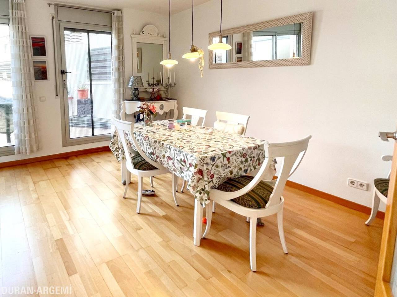 Dúplex ampli amb gran terrassa a peu de menjador, plaça de pàrquing i ubicació privilegiada