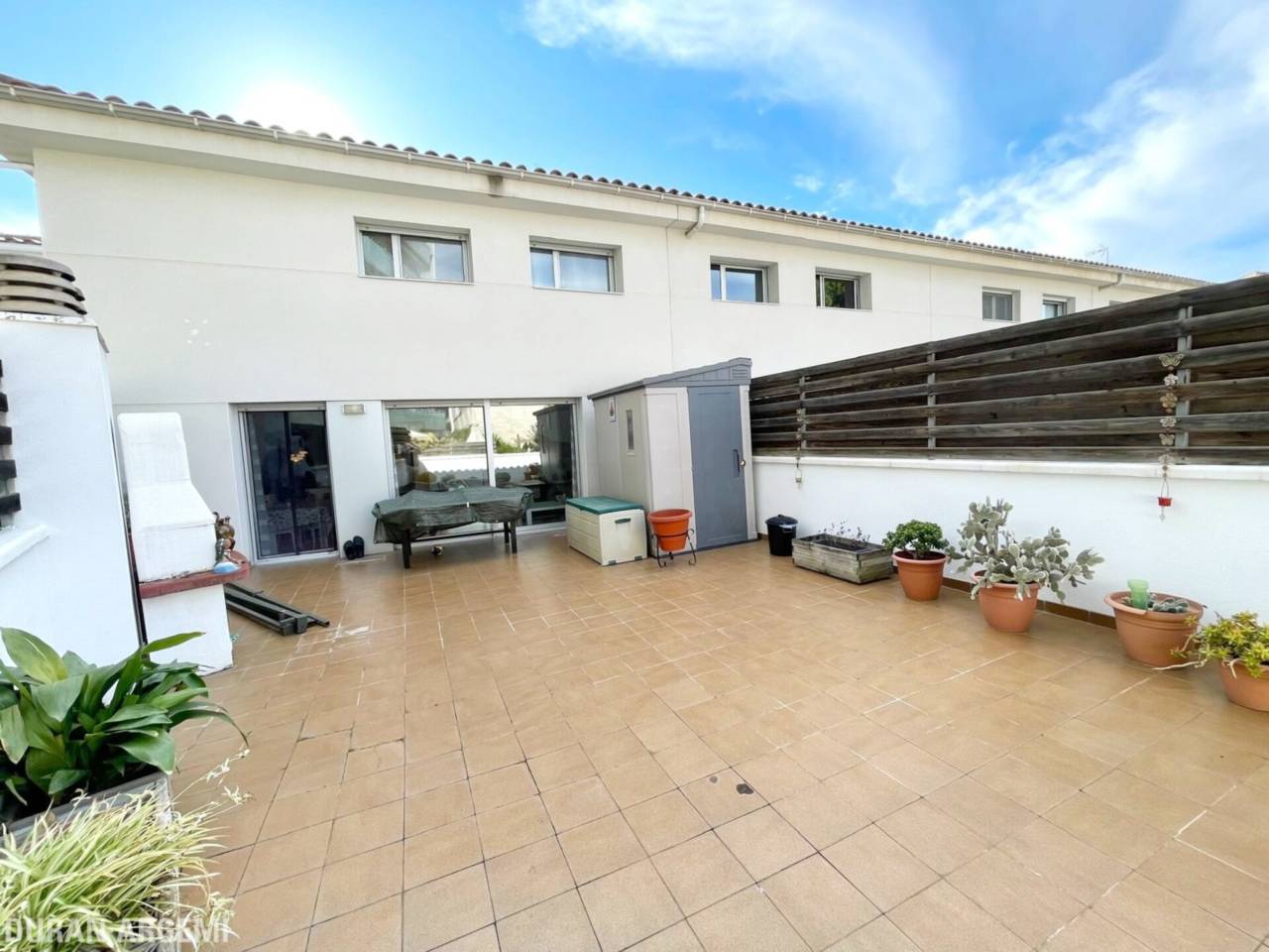 Dúplex ampli amb gran terrassa a peu de menjador, plaça de pàrquing i ubicació privilegiada