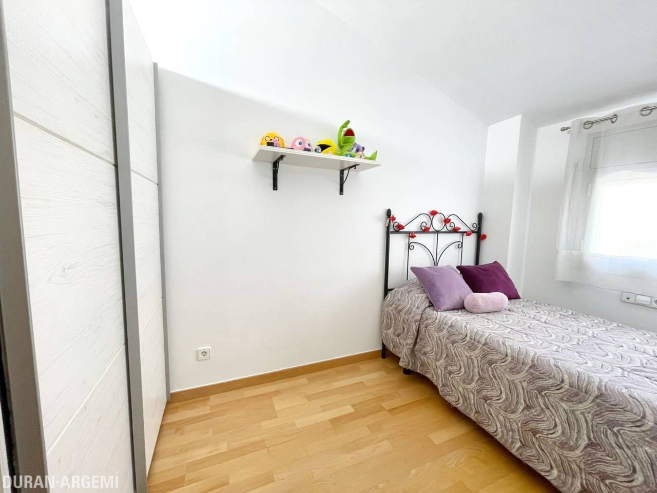 Dúplex ampli amb gran terrassa a peu de menjador, plaça de pàrquing i ubicació privilegiada