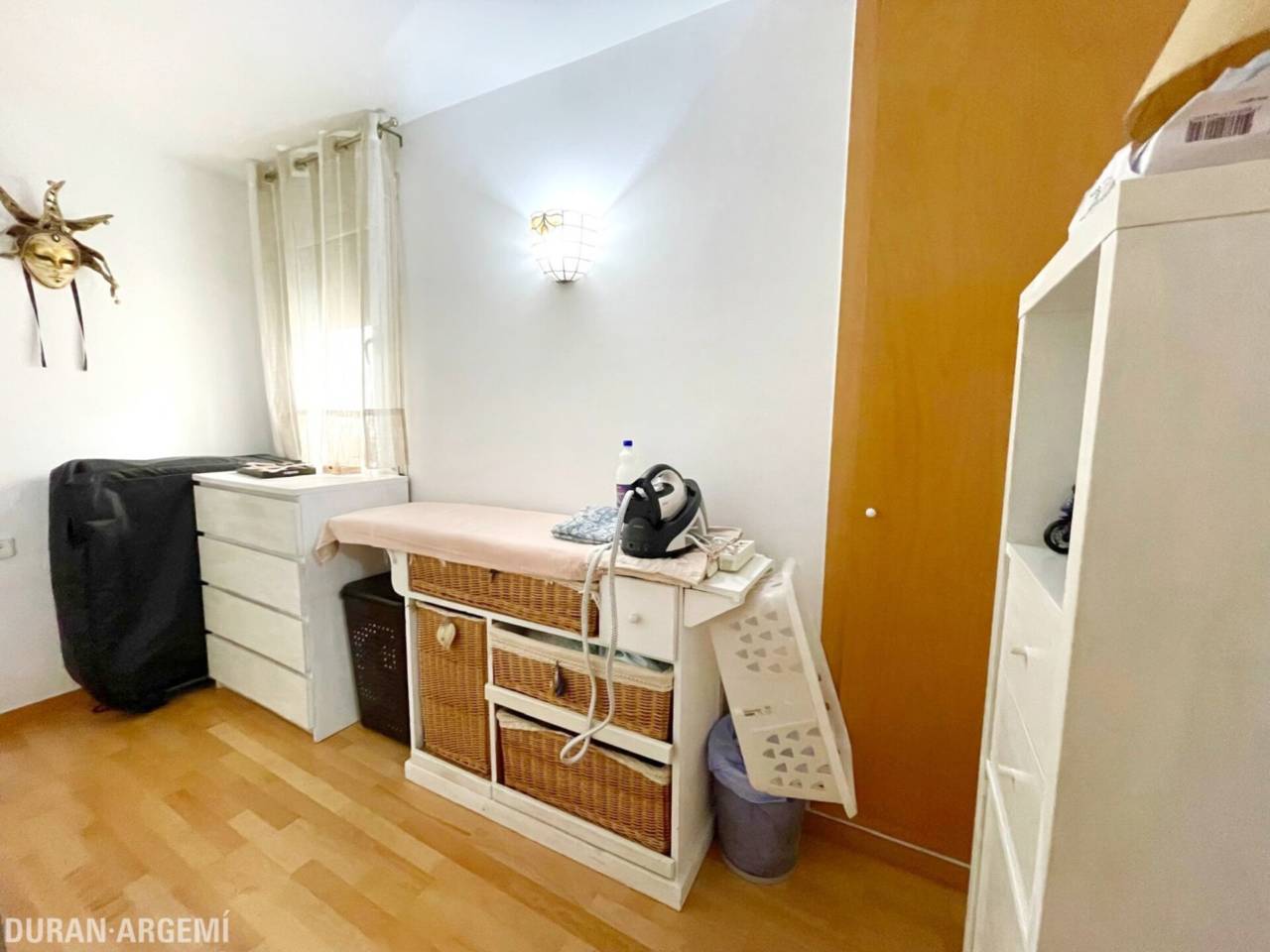 Dúplex ampli amb gran terrassa a peu de menjador, plaça de pàrquing i ubicació privilegiada