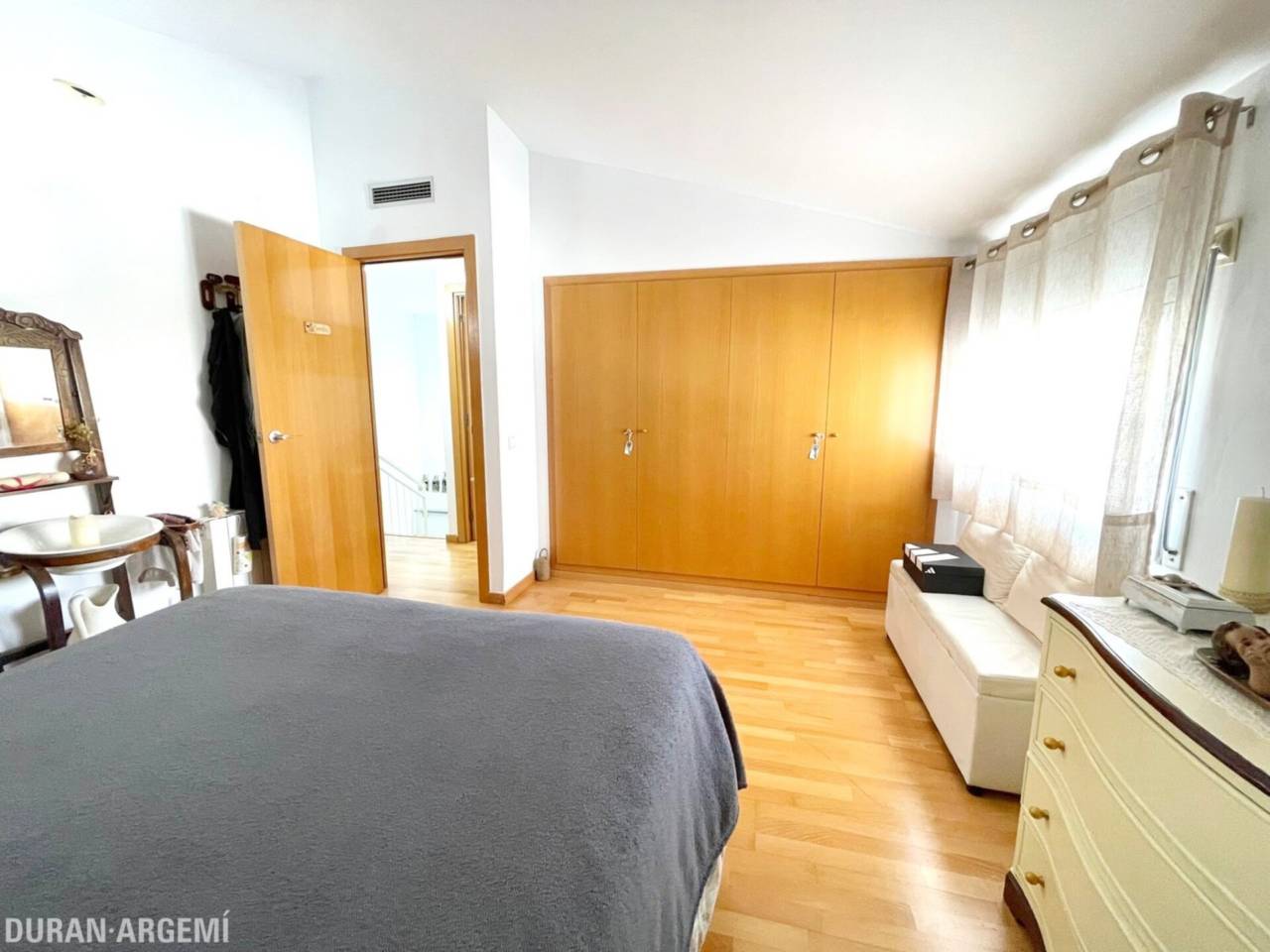 Dúplex ampli amb gran terrassa a peu de menjador, plaça de pàrquing i ubicació privilegiada