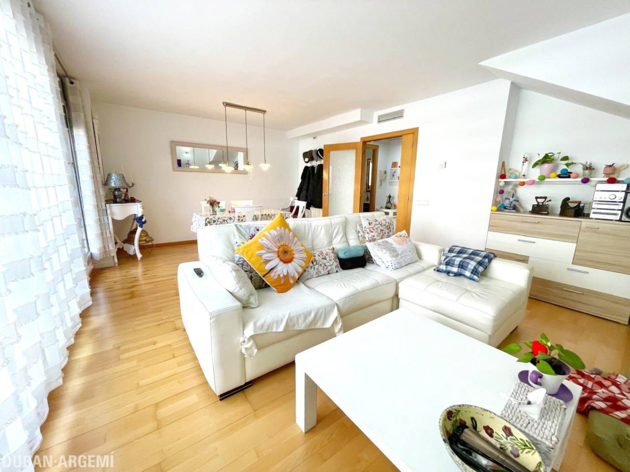 Dúplex ampli amb gran terrassa a peu de menjador, plaça de pàrquing i ubicació privilegiada