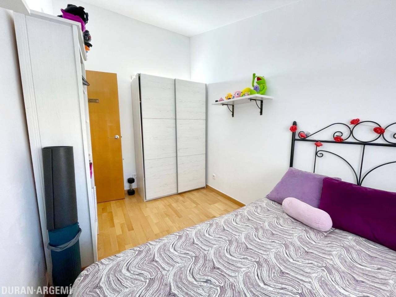 Dúplex ampli amb gran terrassa a peu de menjador, plaça de pàrquing i ubicació privilegiada