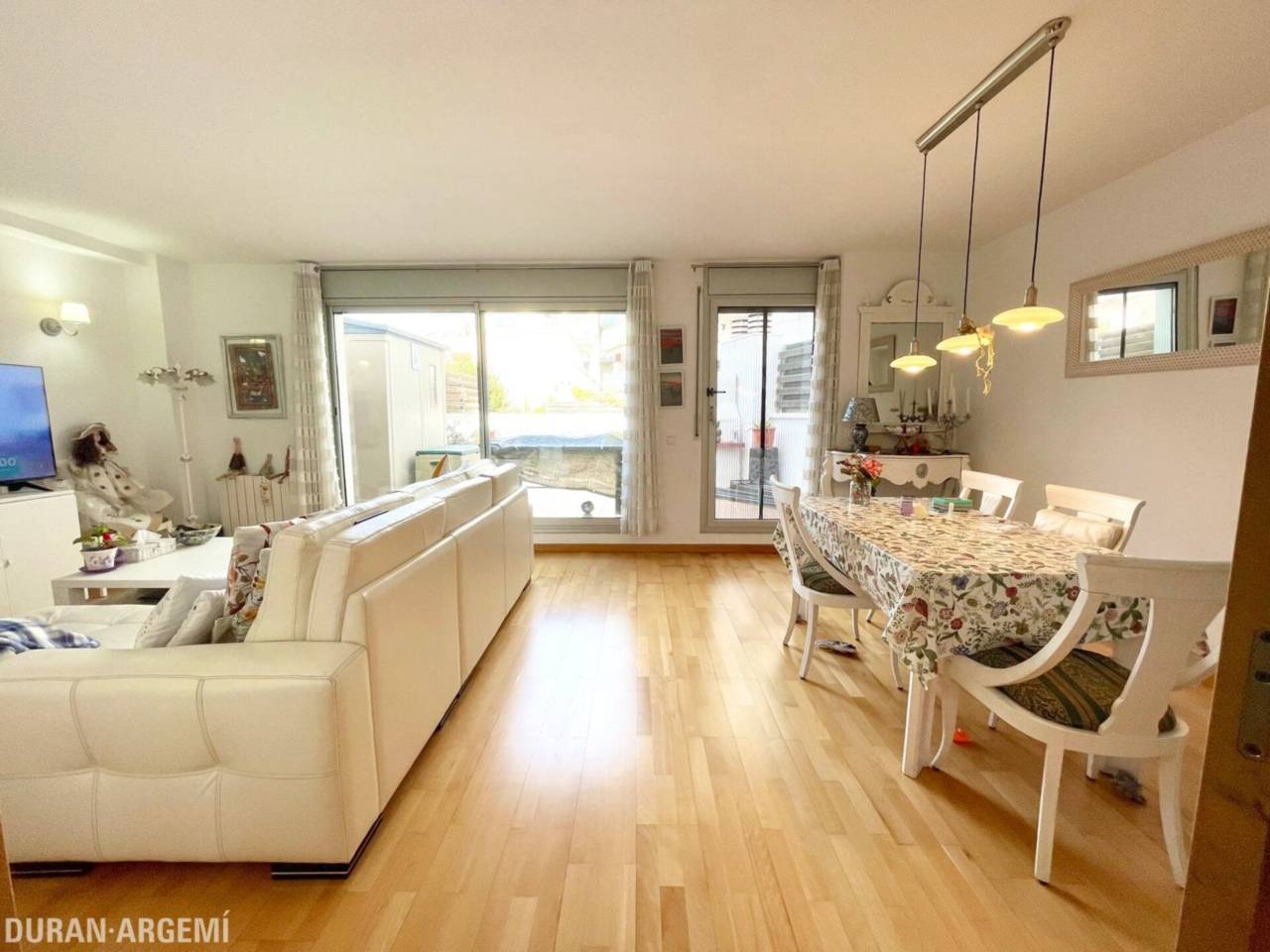 Dúplex ampli amb gran terrassa a peu de menjador, plaça de pàrquing i ubicació privilegiada