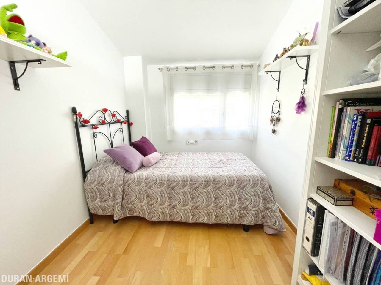 Dúplex ampli amb gran terrassa a peu de menjador, plaça de pàrquing i ubicació privilegiada