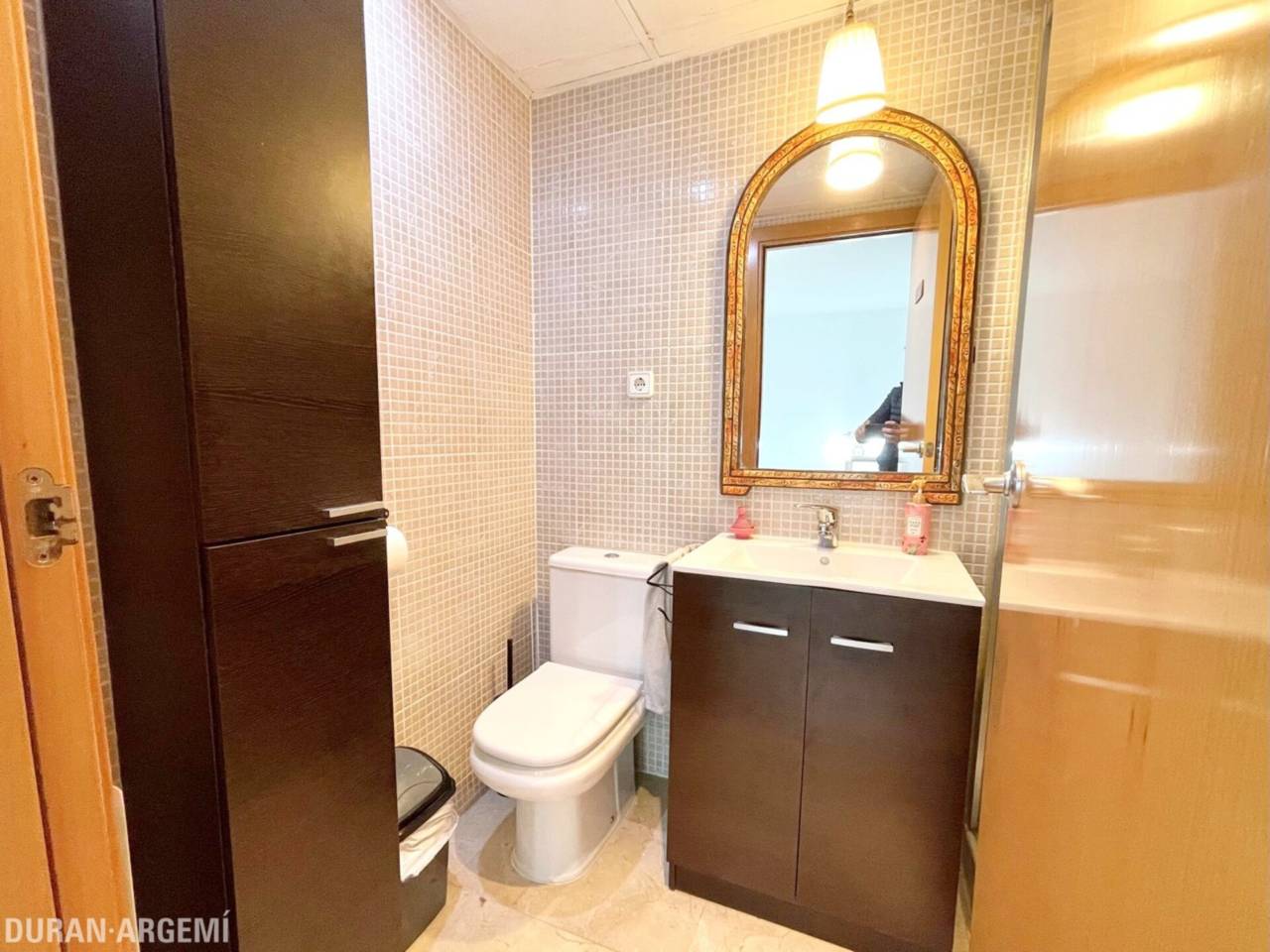 Dúplex ampli amb gran terrassa a peu de menjador, plaça de pàrquing i ubicació privilegiada