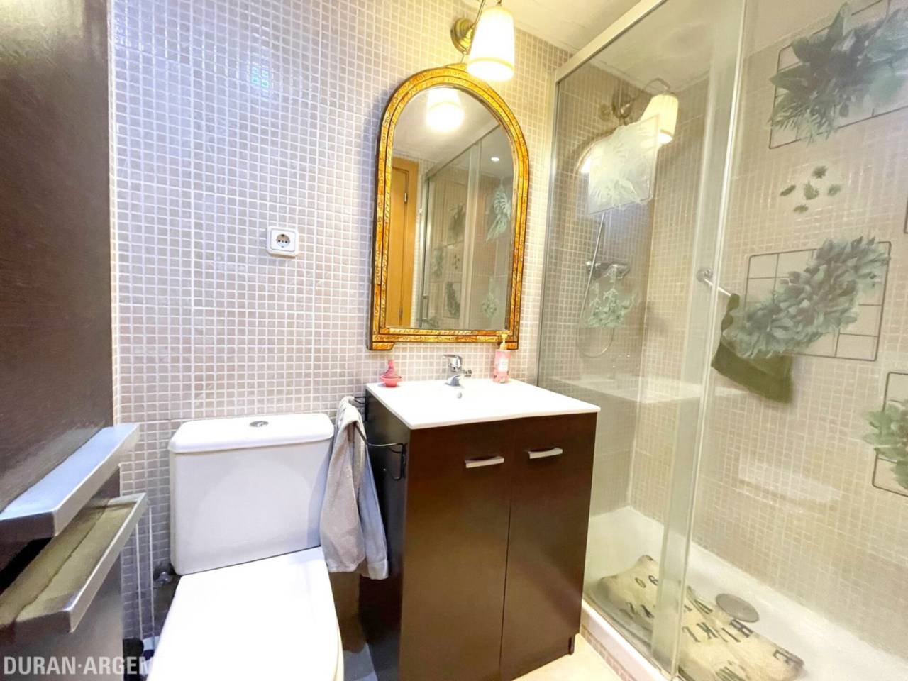 Dúplex ampli amb gran terrassa a peu de menjador, plaça de pàrquing i ubicació privilegiada