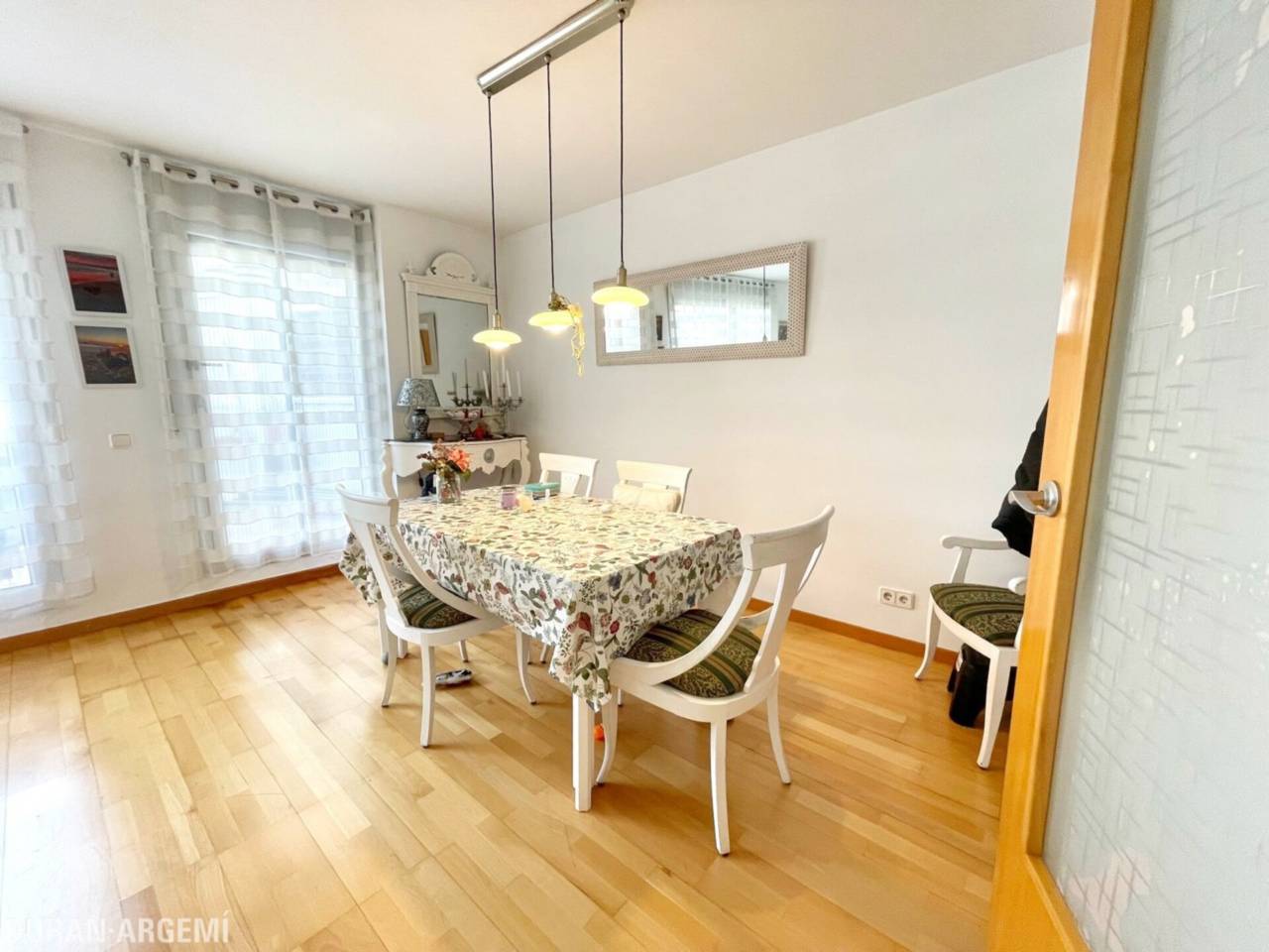 Dúplex ampli amb gran terrassa a peu de menjador, plaça de pàrquing i ubicació privilegiada