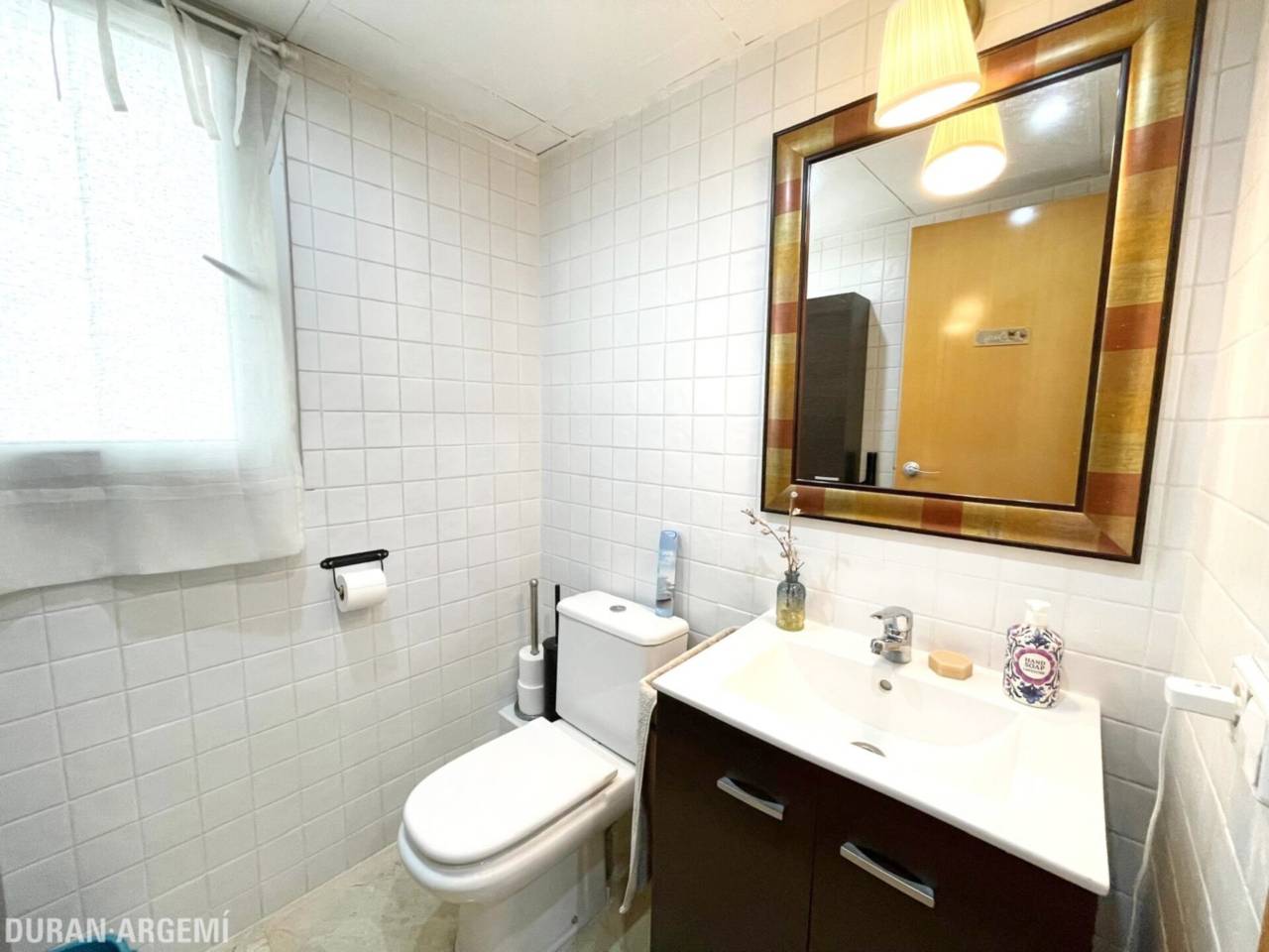 Dúplex ampli amb gran terrassa a peu de menjador, plaça de pàrquing i ubicació privilegiada