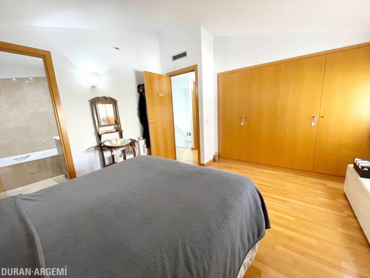 Dúplex ampli amb gran terrassa a peu de menjador, plaça de pàrquing i ubicació privilegiada