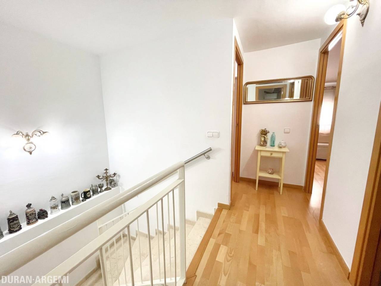 Dúplex ampli amb gran terrassa a peu de menjador, plaça de pàrquing i ubicació privilegiada