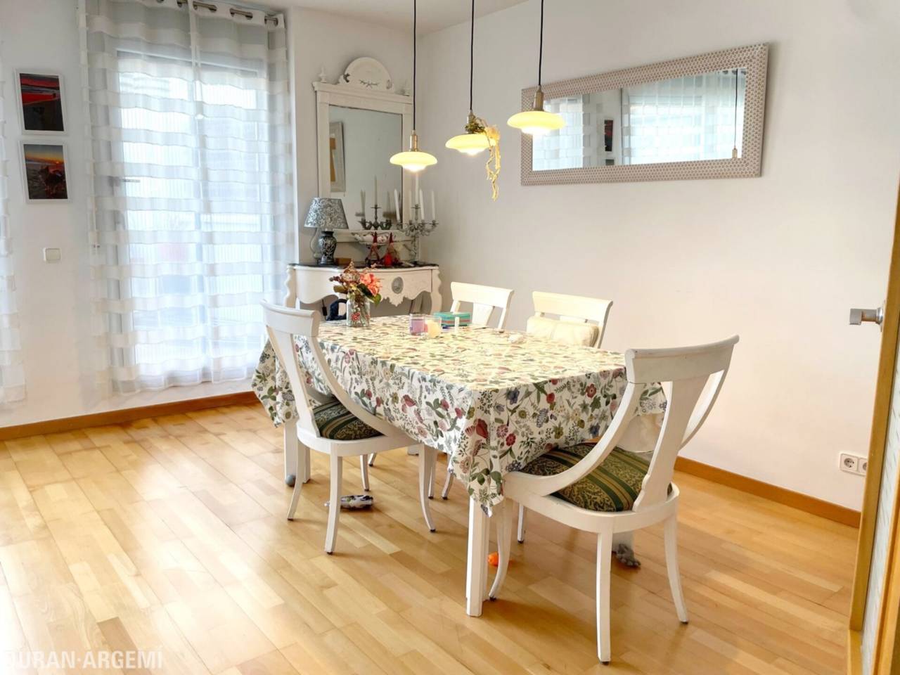 Dúplex ampli amb gran terrassa a peu de menjador, plaça de pàrquing i ubicació privilegiada