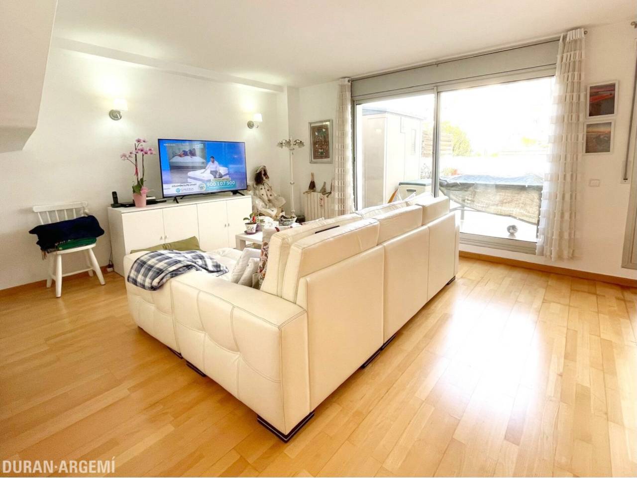 Dúplex ampli amb gran terrassa a peu de menjador, plaça de pàrquing i ubicació privilegiada