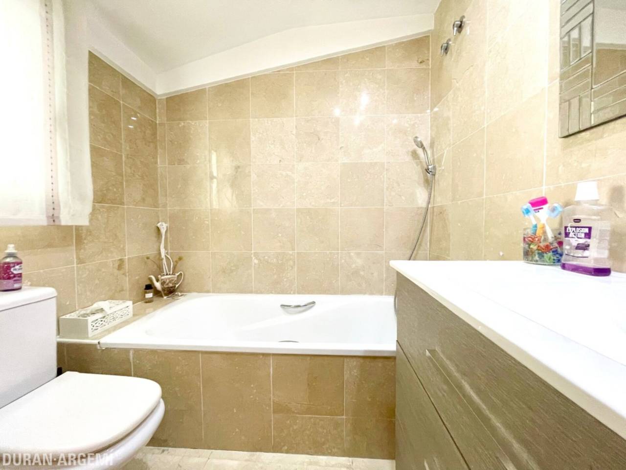 Dúplex ampli amb gran terrassa a peu de menjador, plaça de pàrquing i ubicació privilegiada