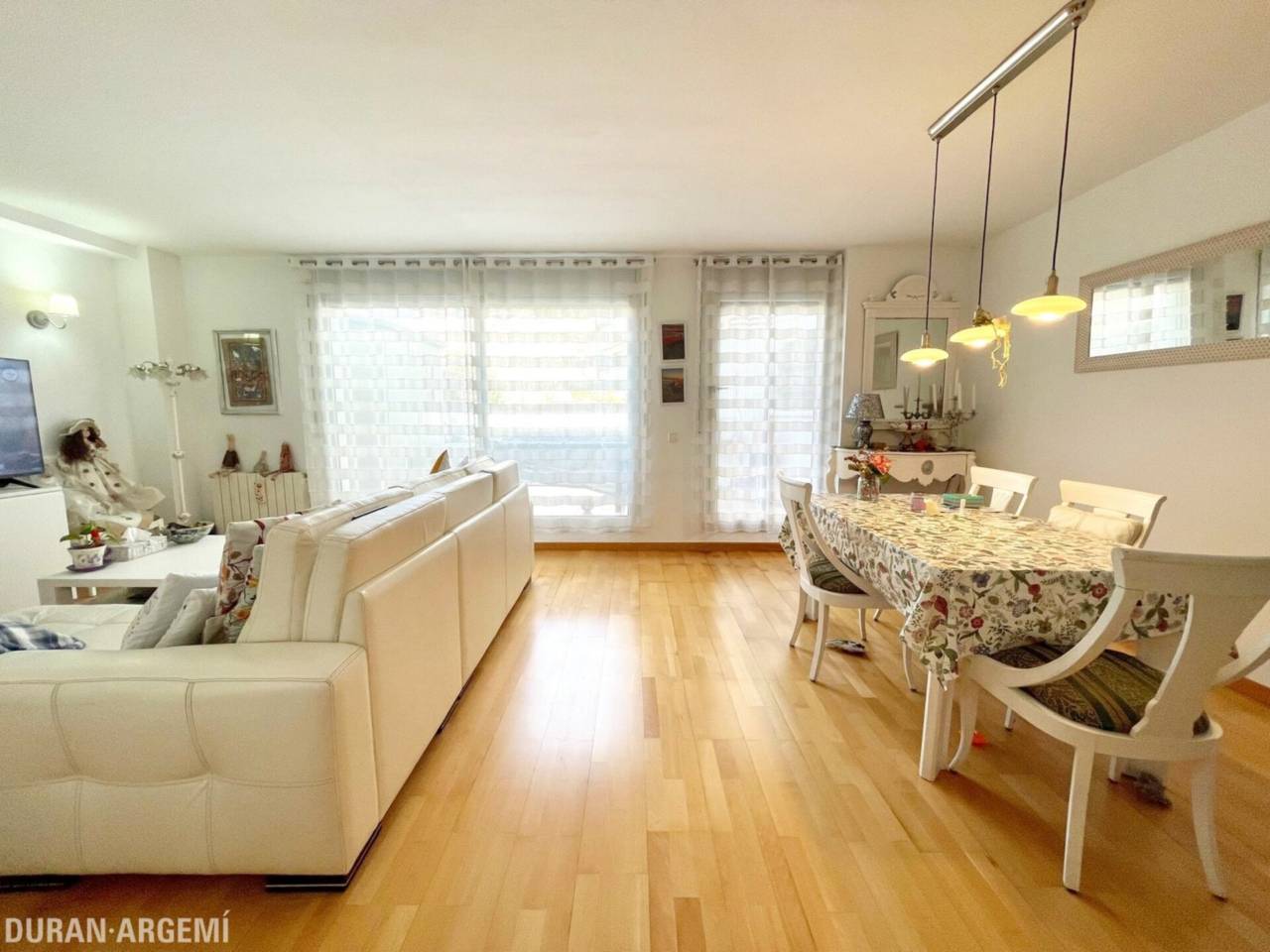 Dúplex ampli amb gran terrassa a peu de menjador, plaça de pàrquing i ubicació privilegiada