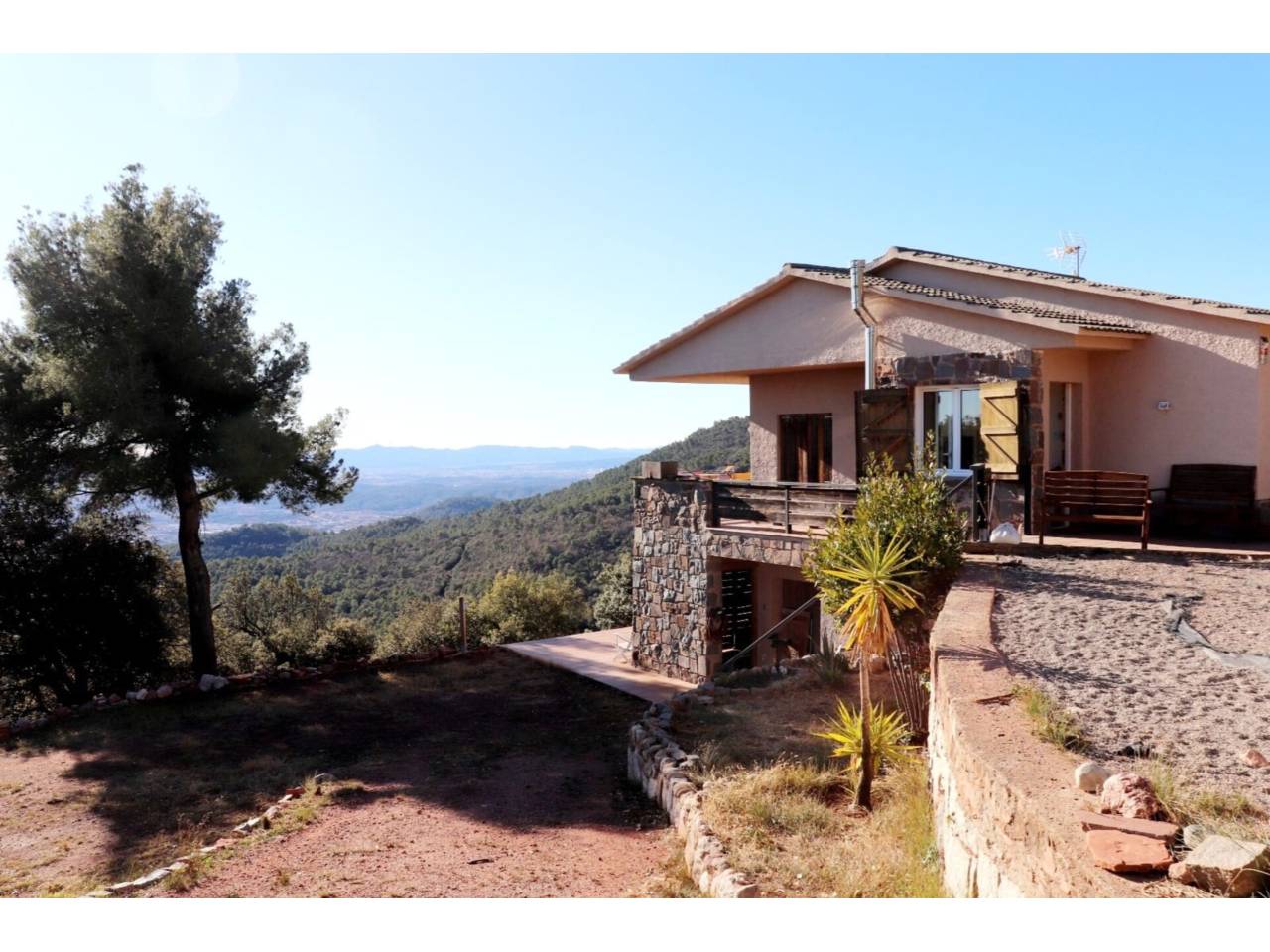 COZY HOUSE FOR SALE LOCATED IN URB EL FARELL IN THE MIDDLE OF NATURE.
