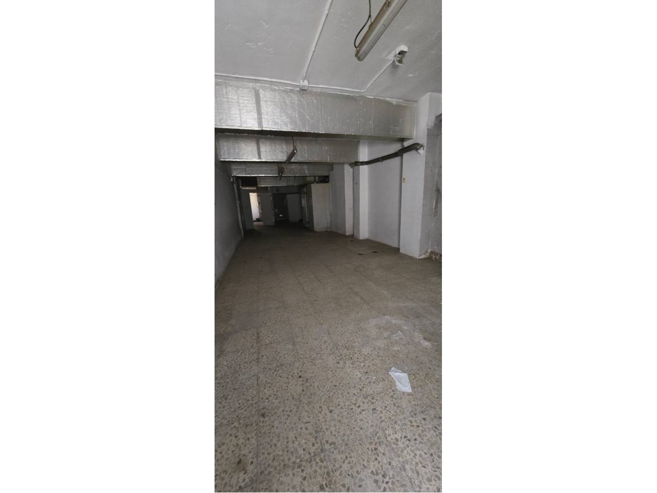 locales-comerciales en santa-coloma-de-gramenet · fondo 895€