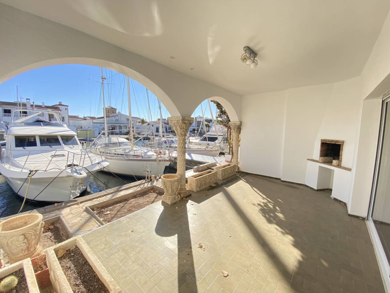 000008 - PORT SALINS Two bedroom flat with canal views