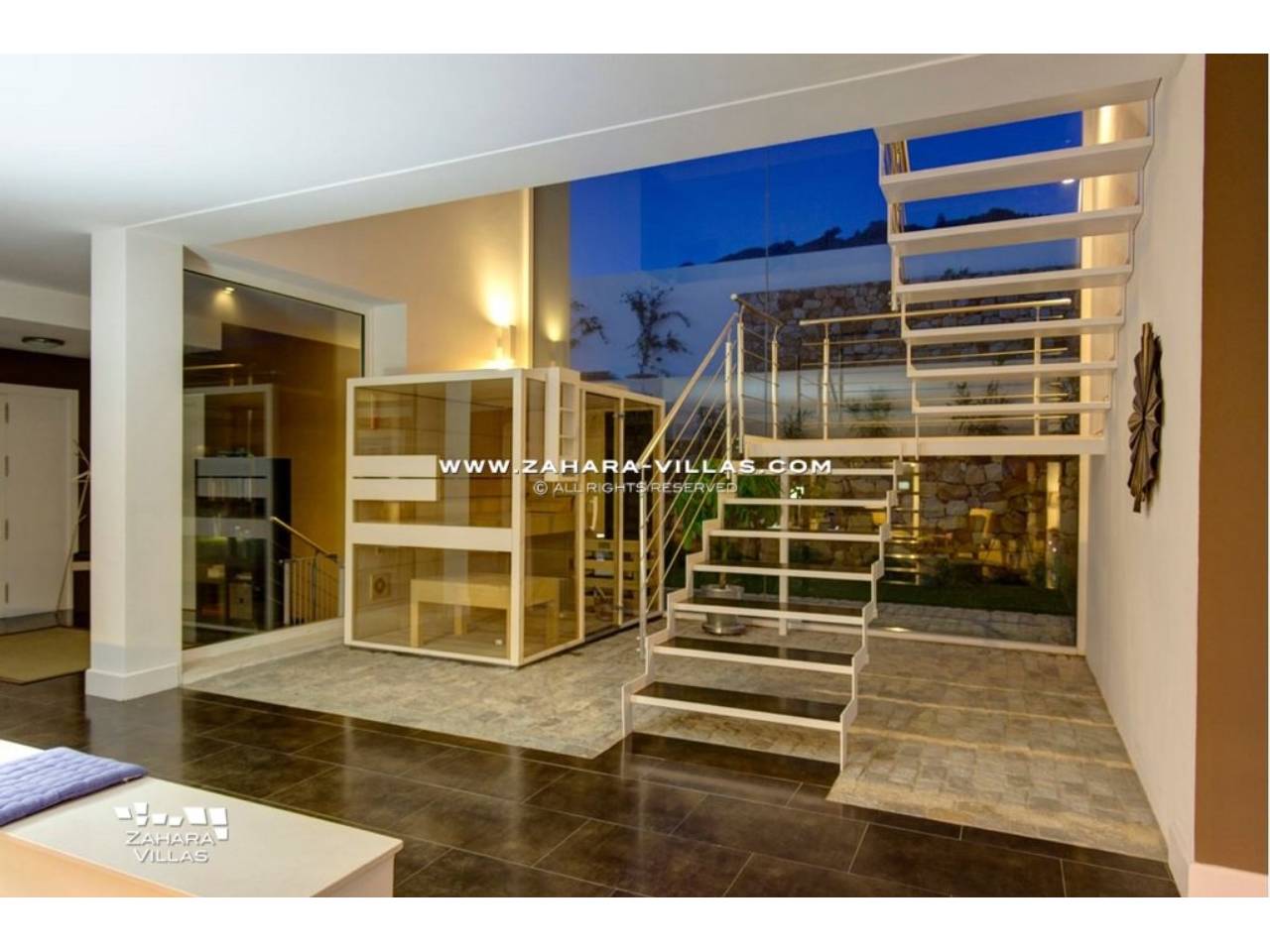 Imagen 10 de Villa of design and functionality. Overflowing swimming pool and privileged enclave.