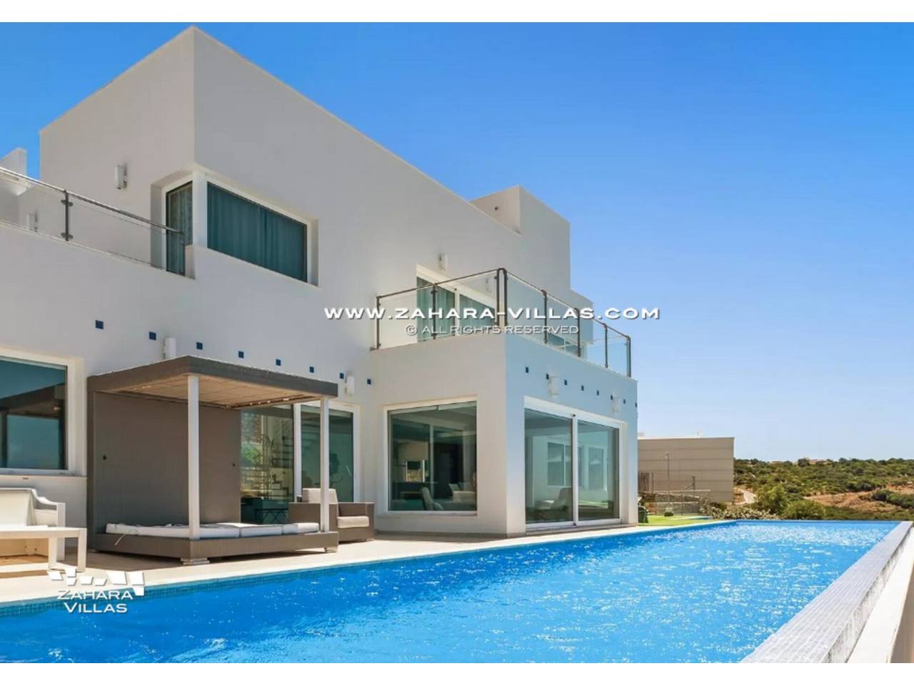 Imagen 1 de Villa of design and functionality. Overflowing swimming pool and privileged enclave.