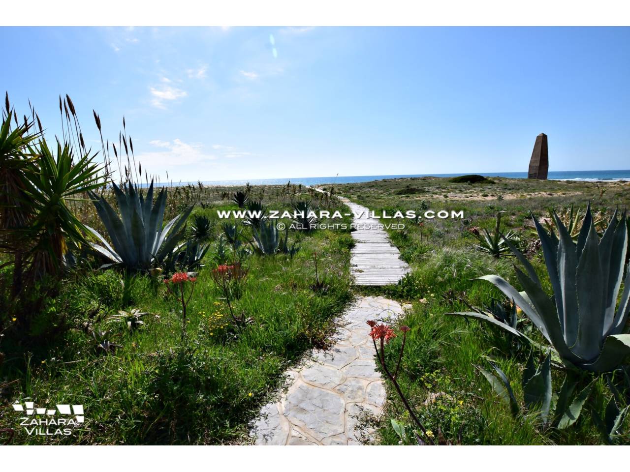 Imagen 38 de Bajo con Jardín Privado en Urb. Costa Zahara, a pie de playa