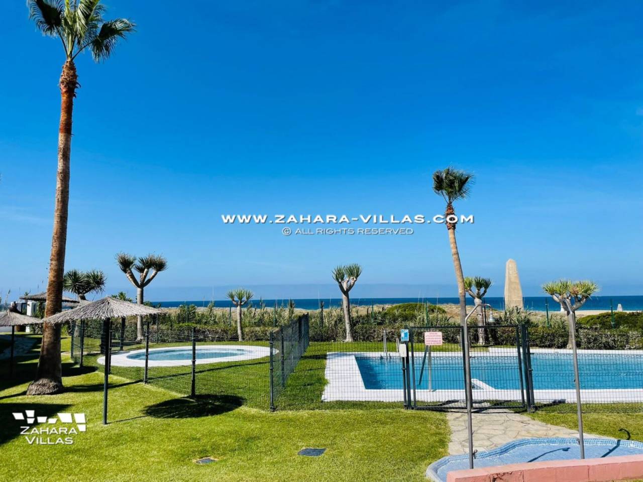 Imagen 36 de Bajo con Jardín Privado en Urb. Costa Zahara, a pie de playa