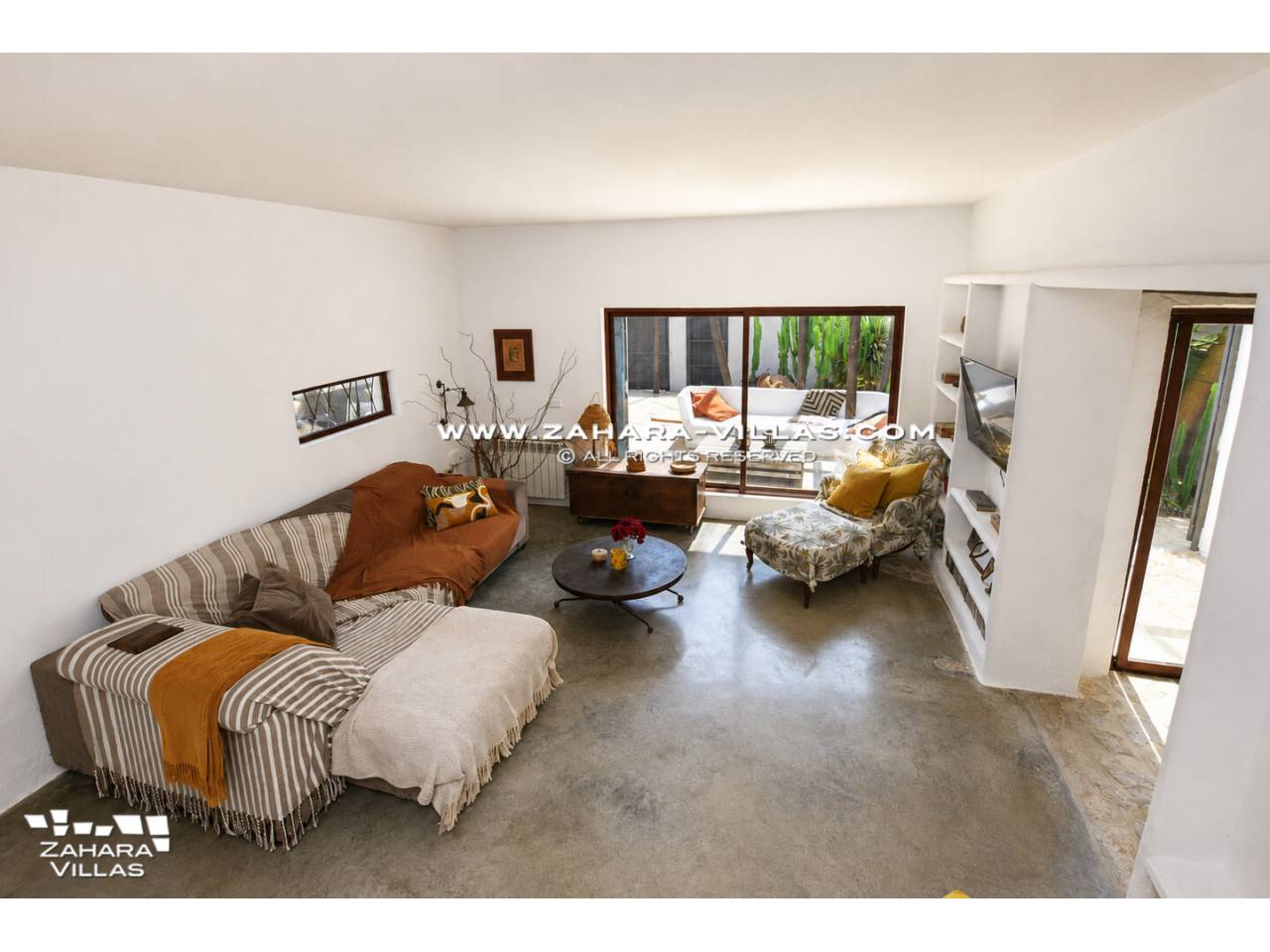 Imagen 8 de Chalet con maravilloso jardin y piscina privada en el pueblo de Zahara de los Atunes.