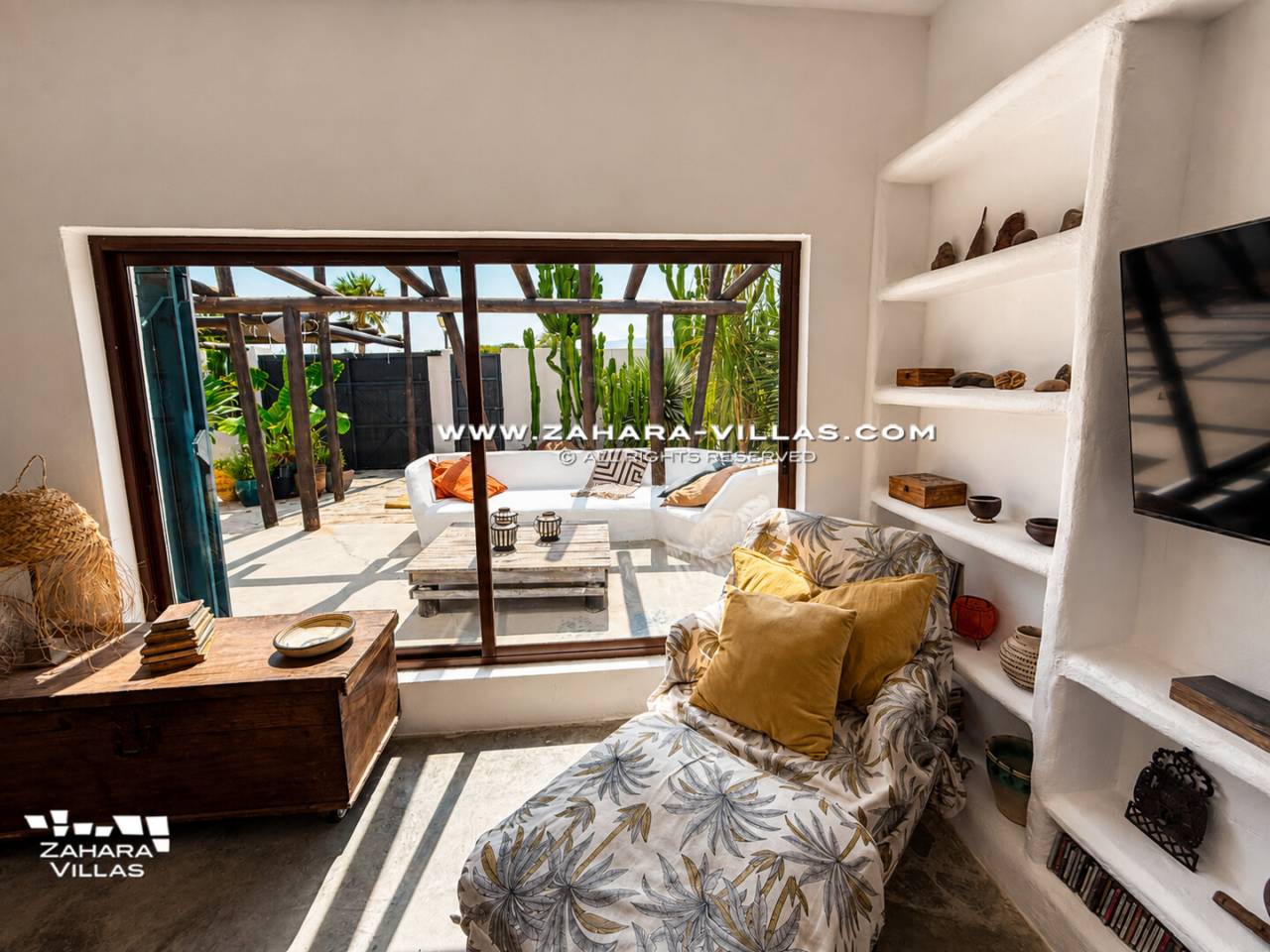 Imagen 10 de Chalet con maravilloso jardin y piscina privada en el pueblo de Zahara de los Atunes.