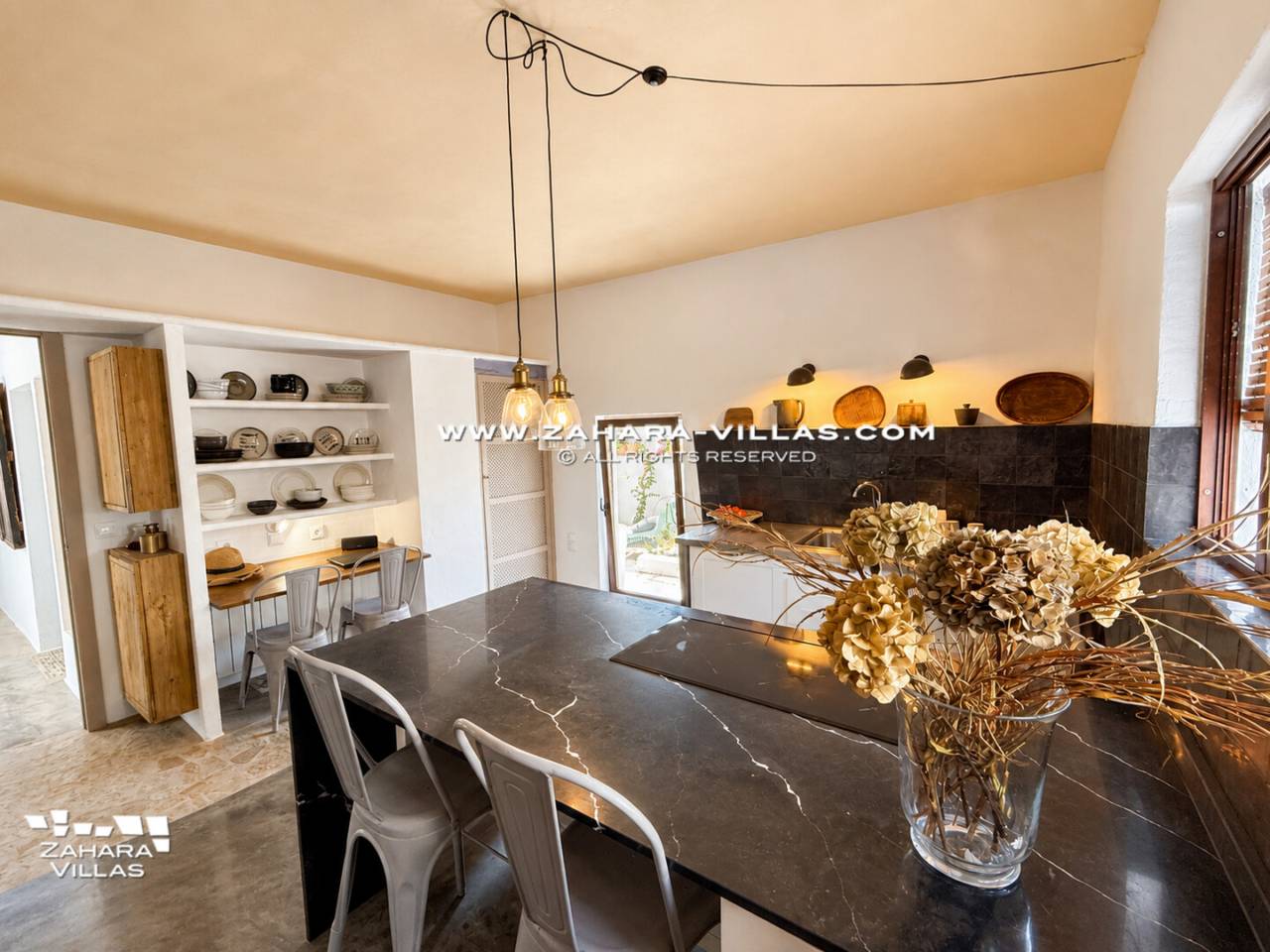 Imagen 17 de Chalet con maravilloso jardin y piscina privada en el pueblo de Zahara de los Atunes.
