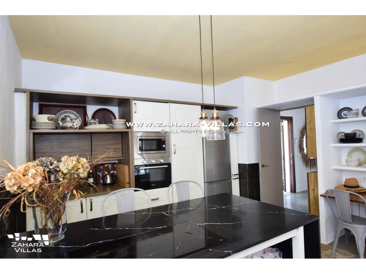 Imagen 18 de Chalet con maravilloso jardin y piscina privada en el pueblo de Zahara de los Atunes.