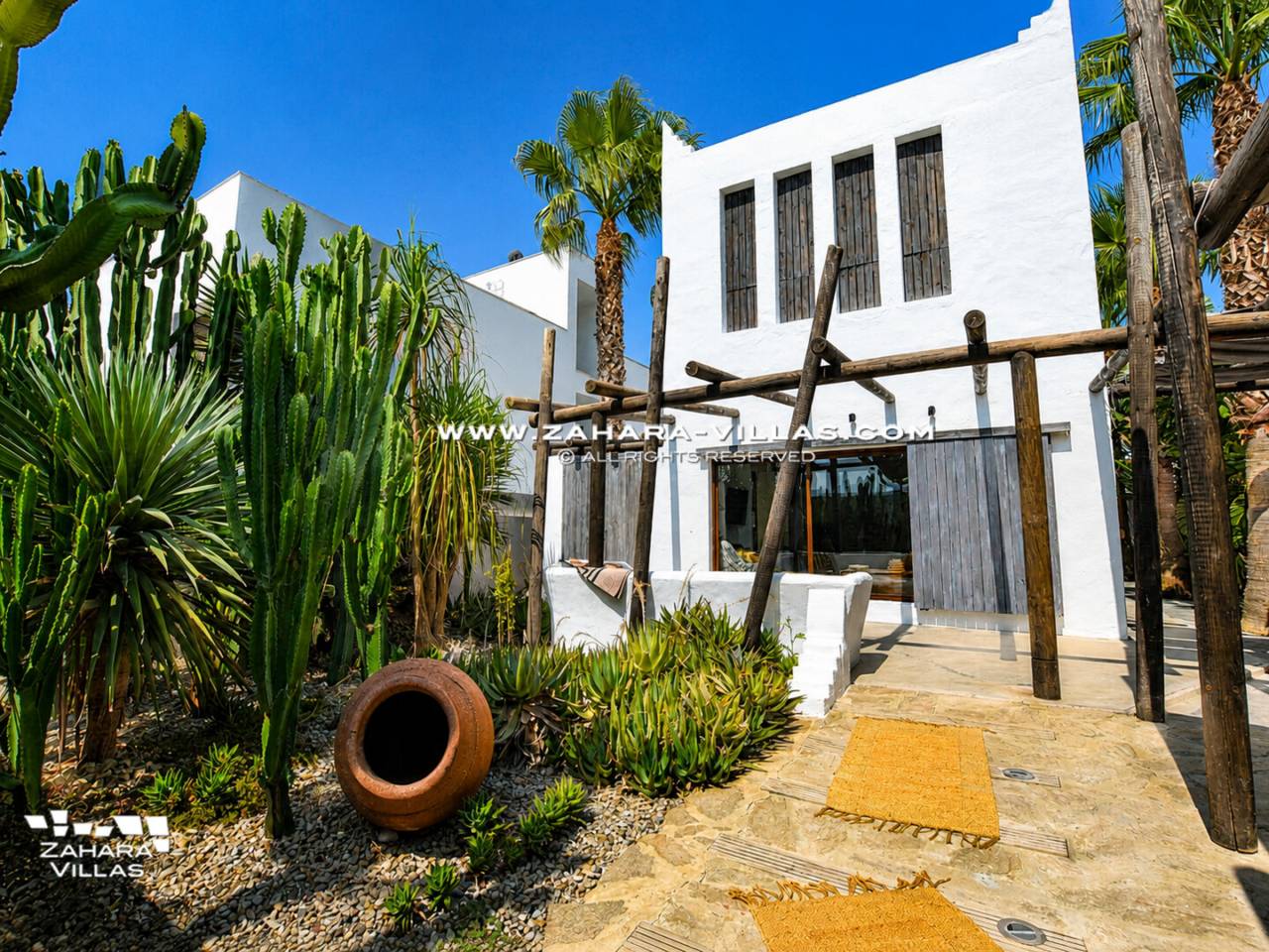 Imagen 2 de Chalet con maravilloso jardin y piscina privada en el pueblo de Zahara de los Atunes.