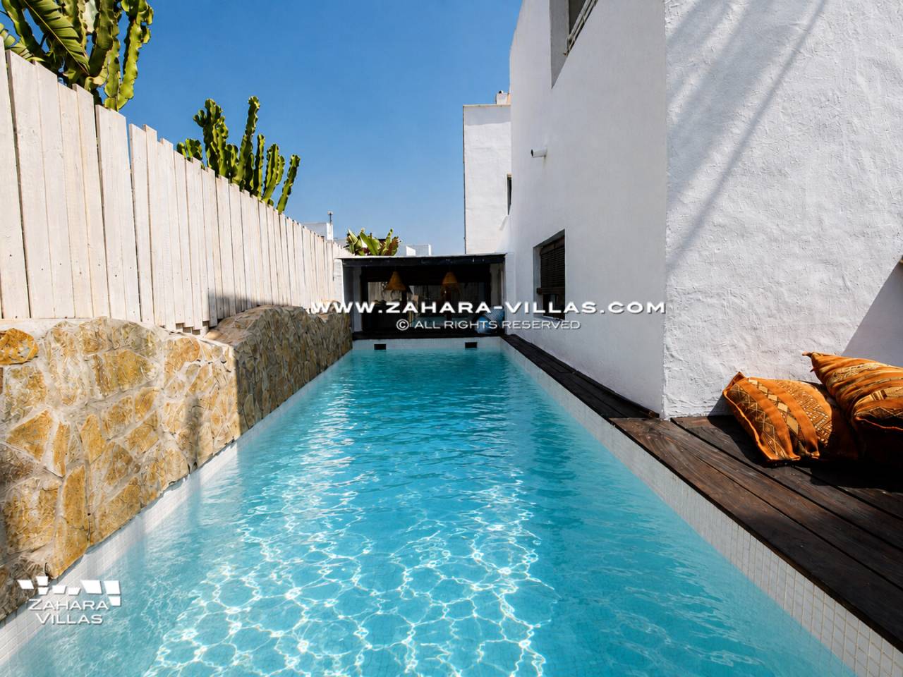 Imagen 1 de Chalet con maravilloso jardin y piscina privada en el pueblo de Zahara de los Atunes.