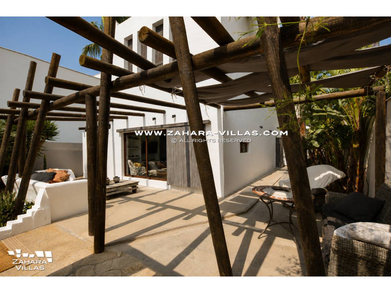 Imagen 6 de Chalet con maravilloso jardin y piscina privada en el pueblo de Zahara de los Atunes.