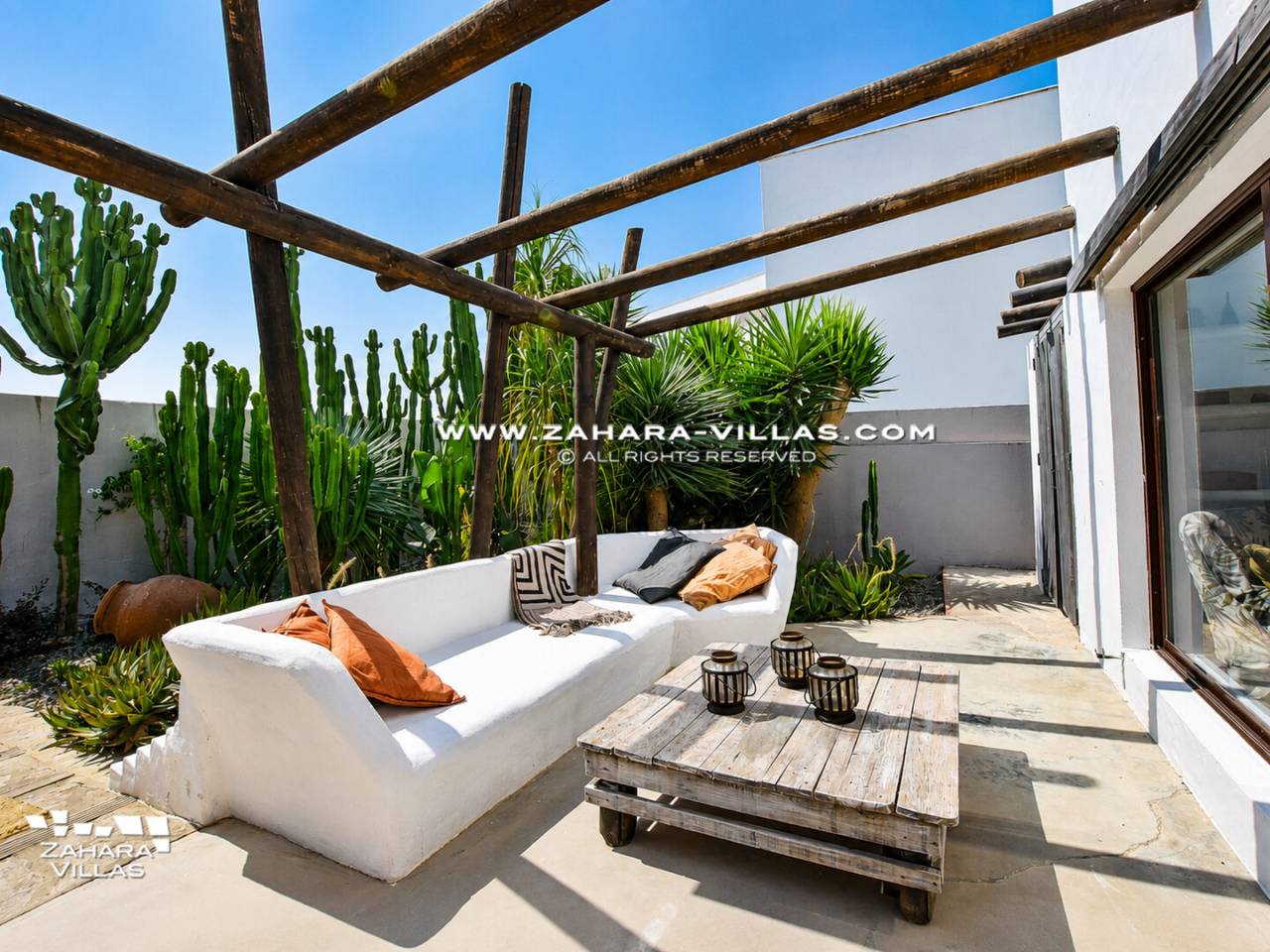 Imagen 3 de Chalet con maravilloso jardin y piscina privada en el pueblo de Zahara de los Atunes.