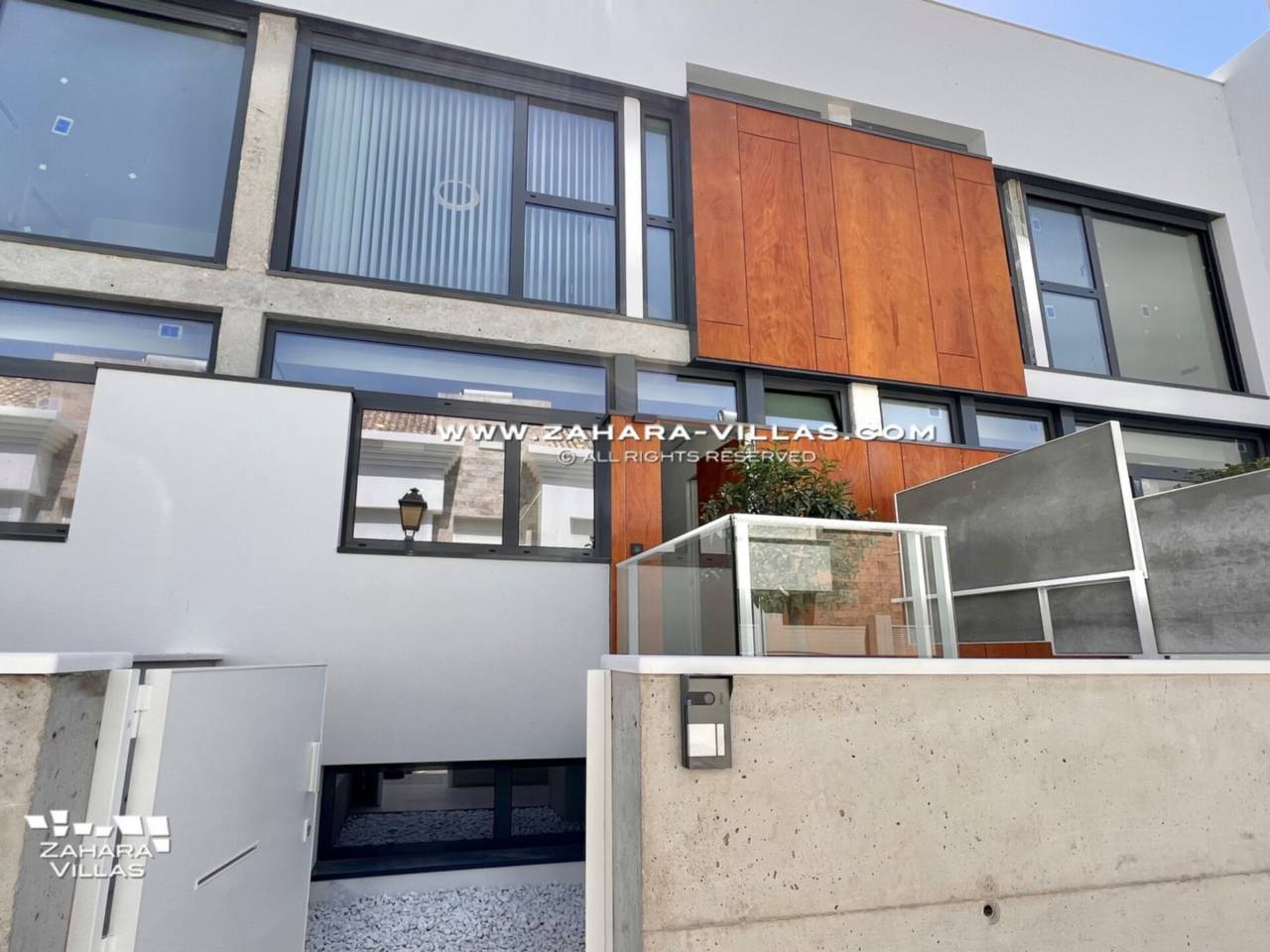 Imagen 40 de Promoción obra nueva terminada "EL OASIS DE ZAHARA" viviendas adosadas junto al mar