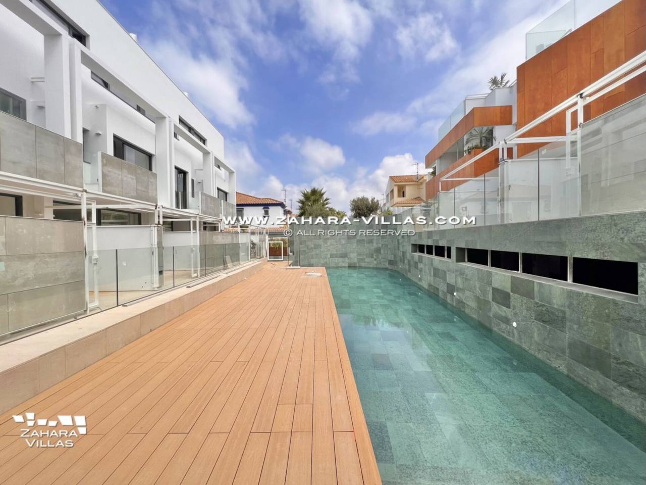 Imagen 3 de Promoción obra nueva terminada "EL OASIS DE ZAHARA" viviendas adosadas junto al mar