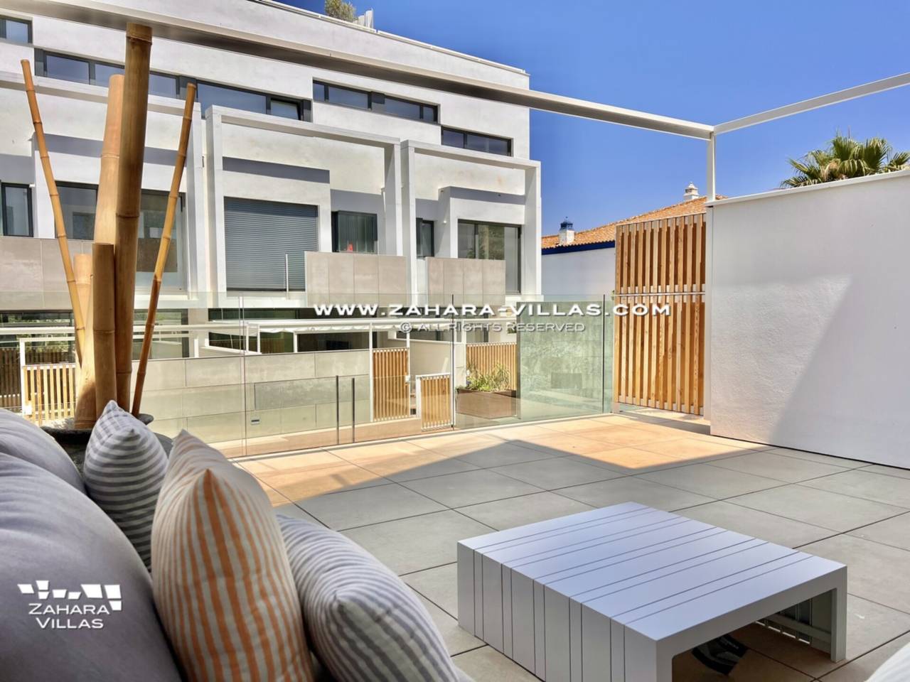 Imagen 2 de  Promoción obra nueva terminada "EL OASIS DE ZAHARA" viviendas adosadas junto al mar