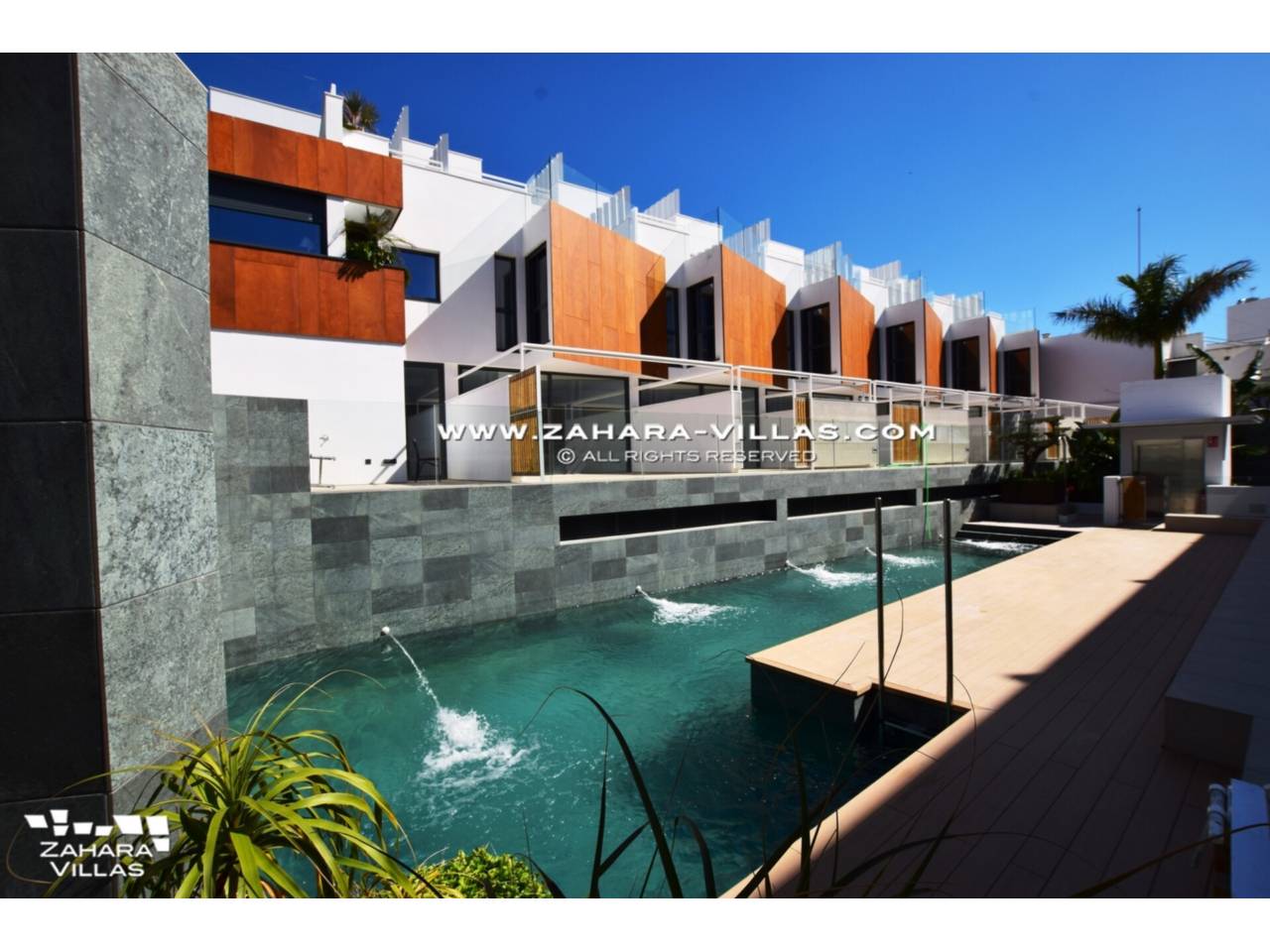 Imagen 25 de  Promoción obra nueva terminada "EL OASIS DE ZAHARA" viviendas adosadas junto al mar