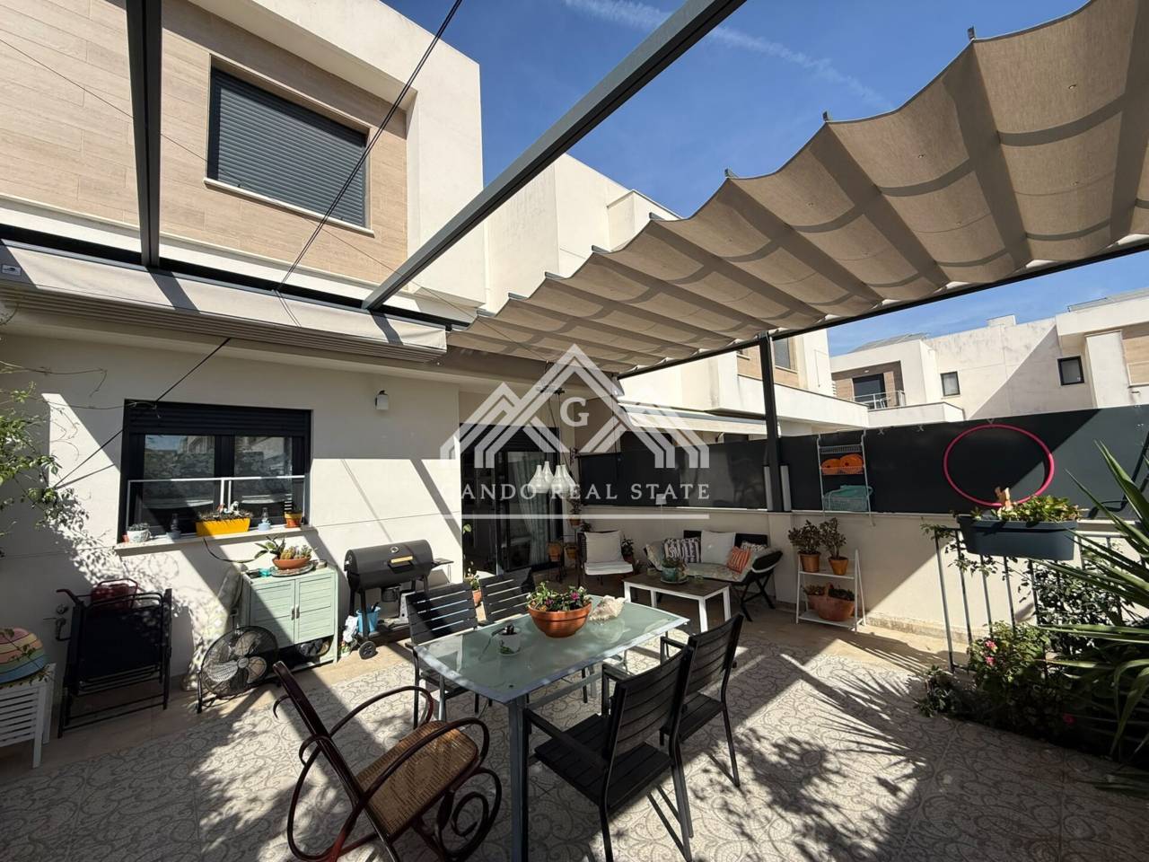 Casa en esquina en Entrenúcleos: la más grande de la urbanización, 4 dormitorios, placas solares, piscina y club social - foto 1