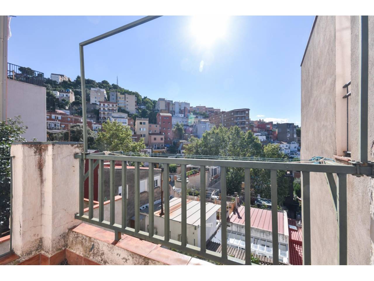 chalet-adosado en barcelona-capital · la-font-d'en-fargues 285000.00€