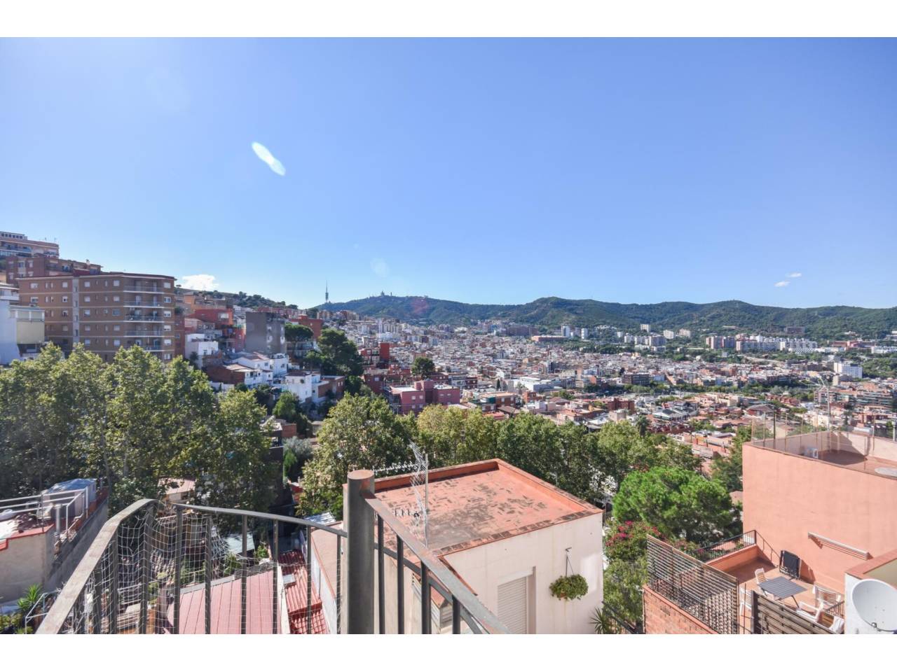 chalet-adosado en barcelona-capital · la-font-d'en-fargues 285000.00€