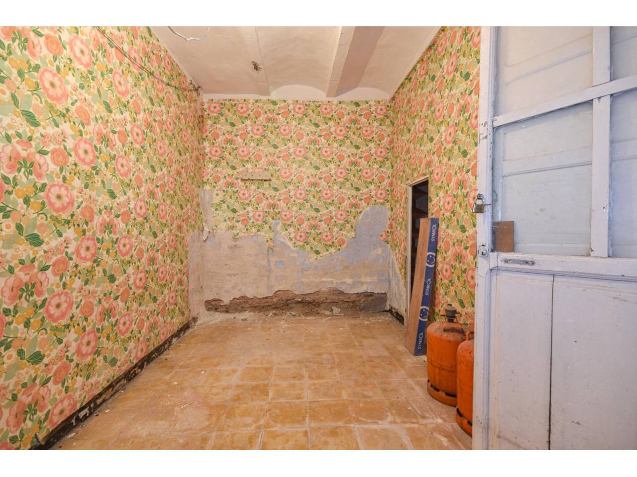 chalet-adosado en barcelona-capital · la-font-d'en-fargues 285000.00€