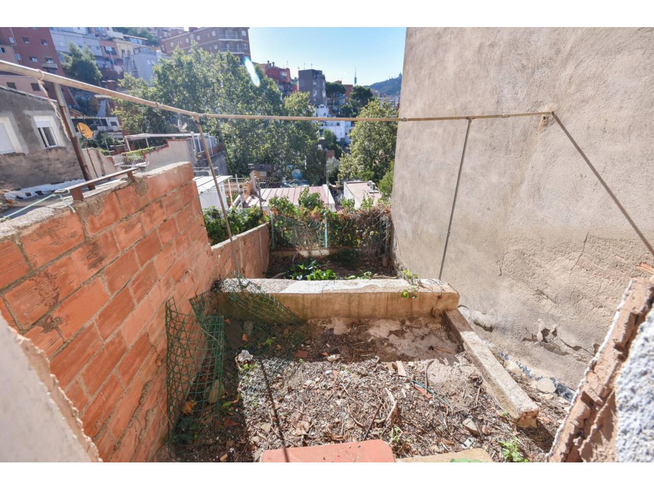 chalet-adosado en barcelona-capital · la-font-d'en-fargues 285000.00€