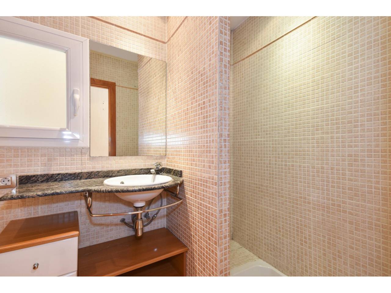 chalet-adosado en barcelona-capital · la-font-d'en-fargues 285000.00€