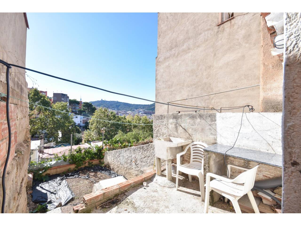 chalet-adosado en barcelona-capital · la-font-d'en-fargues 285000.00€