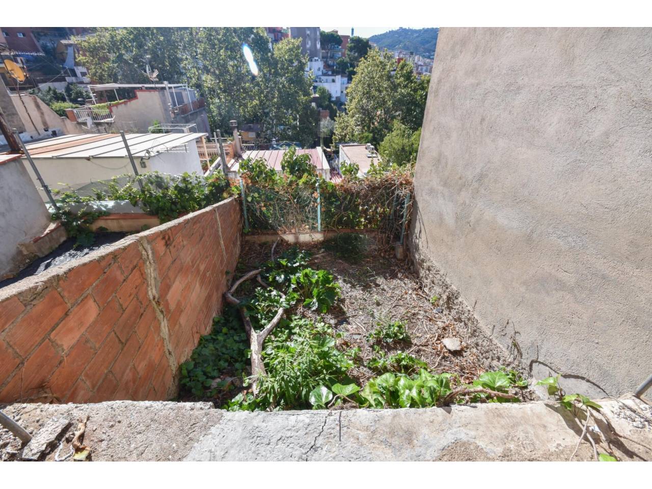 chalet-adosado en barcelona-capital · la-font-d'en-fargues 285000.00€