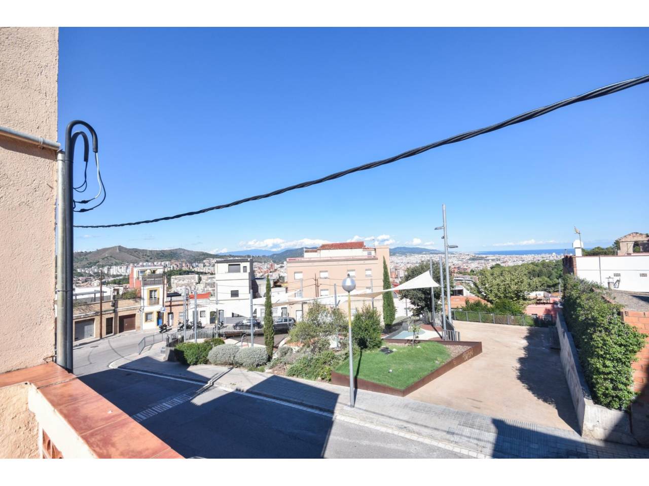 chalet-adosado en barcelona-capital · la-font-d'en-fargues 285000.00€