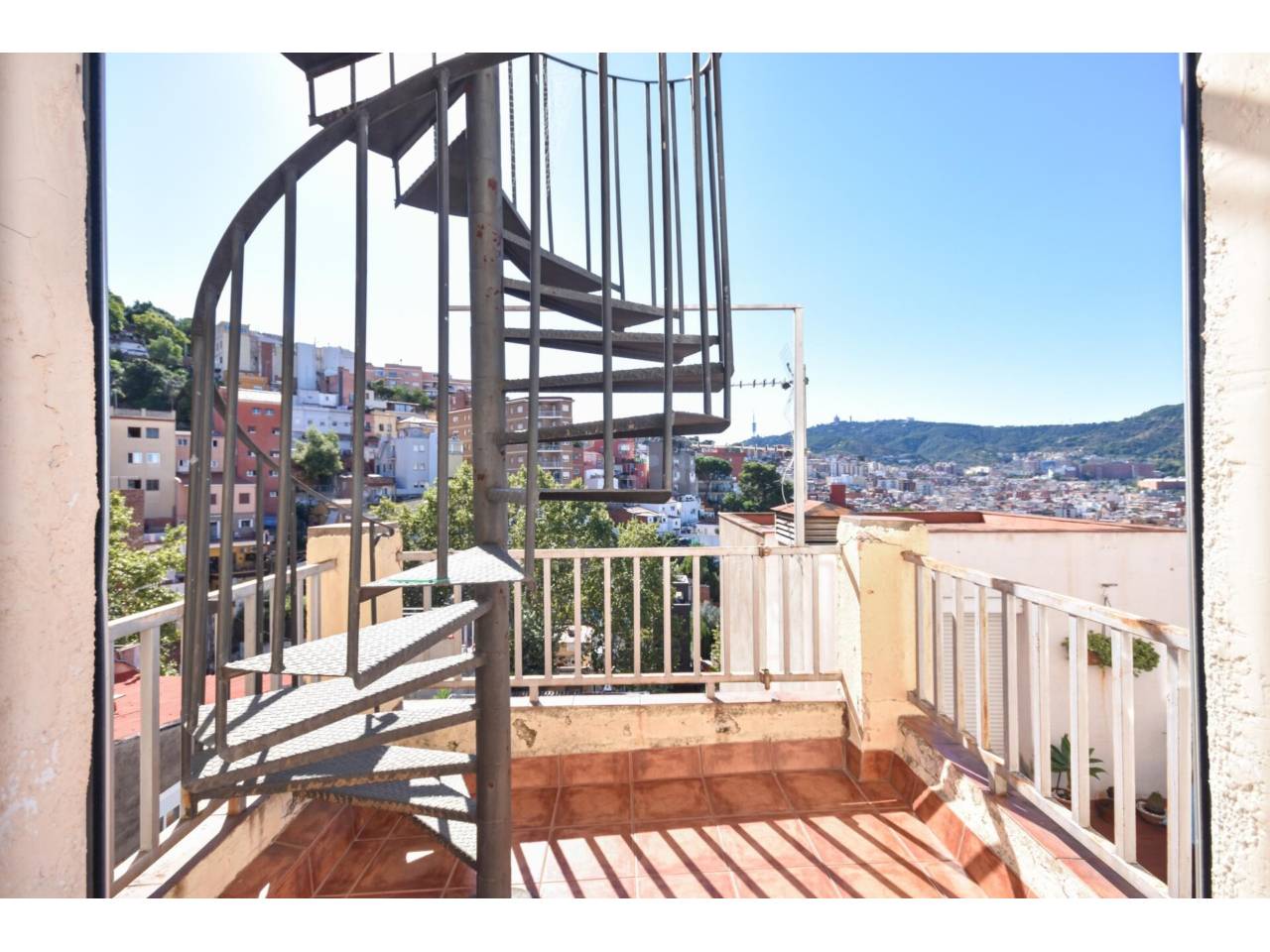 chalet-adosado en barcelona-capital · la-font-d'en-fargues 285000.00€