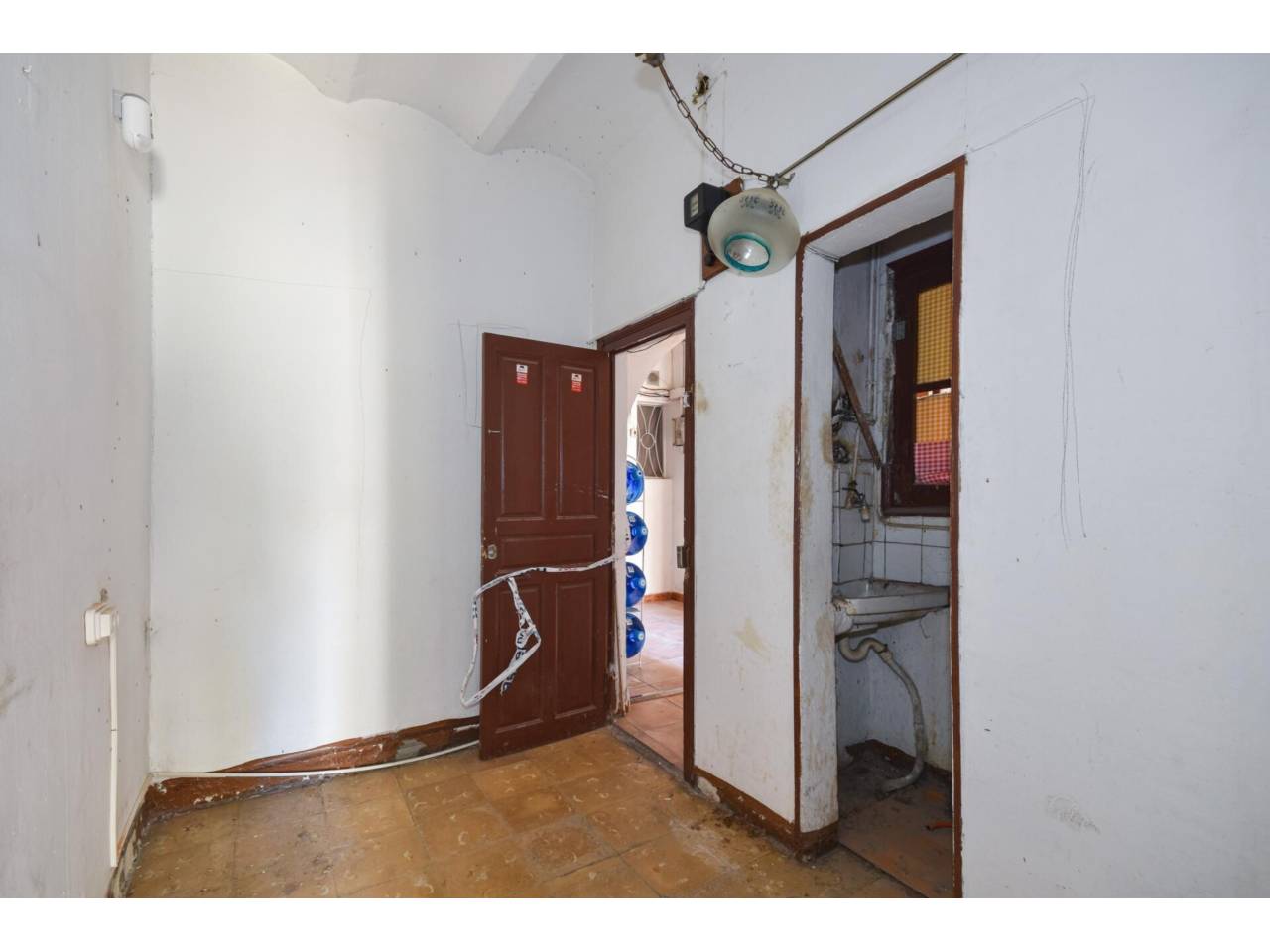 chalet-adosado en barcelona-capital · la-font-d'en-fargues 285000.00€