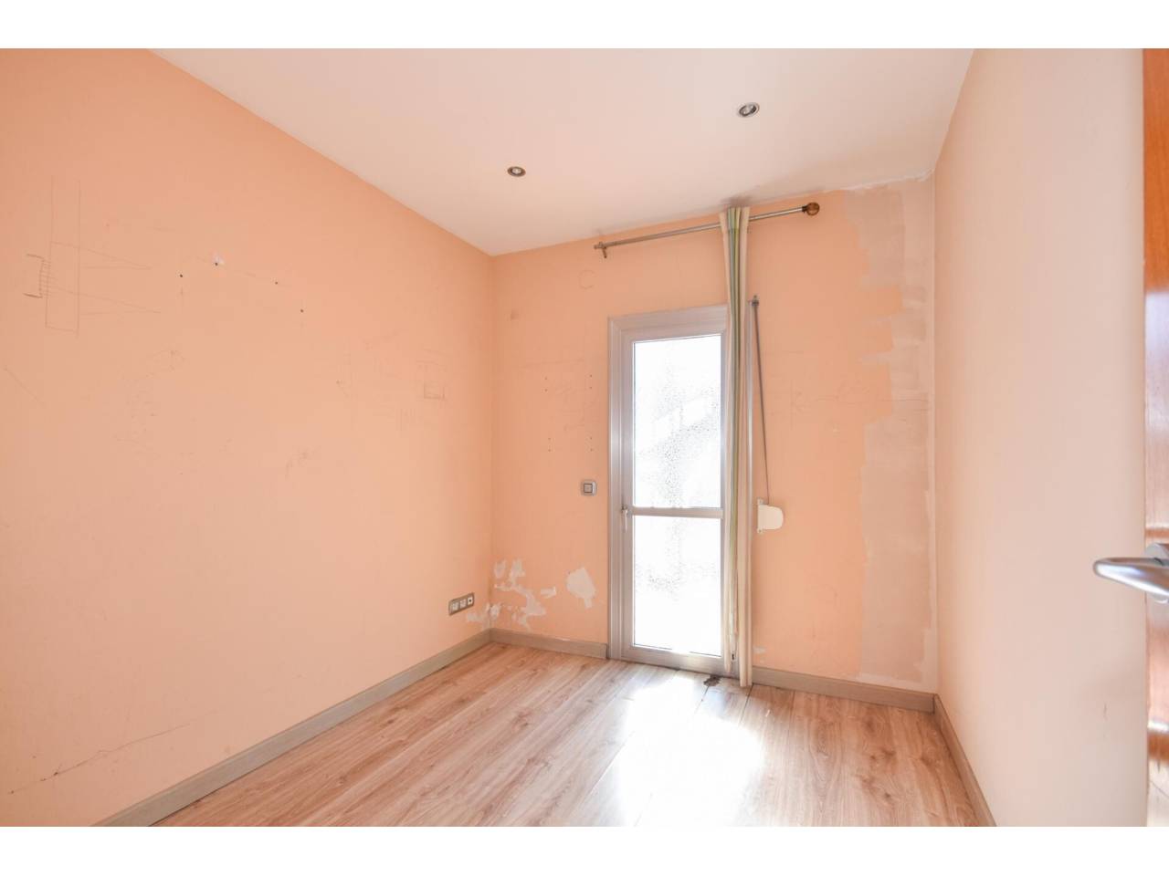 chalet-adosado en barcelona-capital · la-font-d'en-fargues 285000.00€